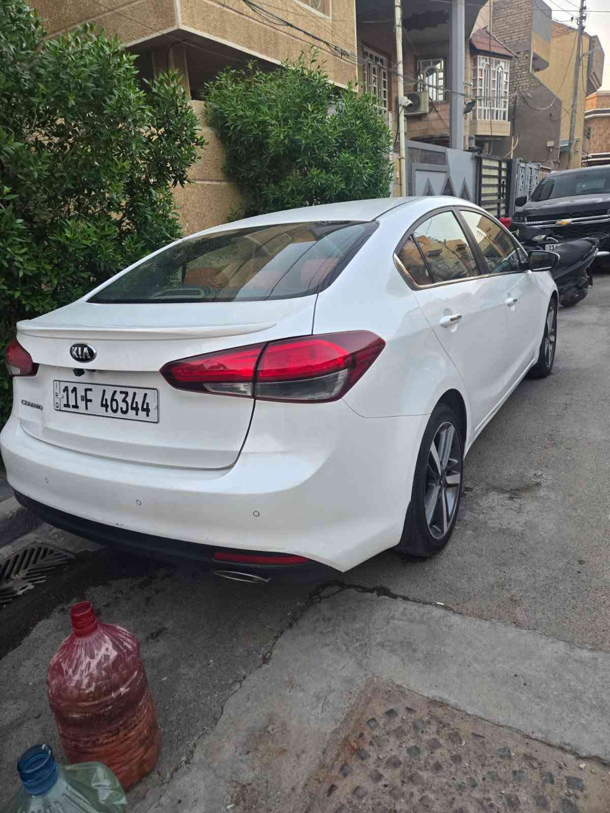 السلام عليكم
سيراتو 2017 خليجي ايراني Vip
فول مواصفات للاخير 1/1 اعلى فئة 
مبدل جلامغ بلادي امامي عكس سايق وصبغ ربع البنيد وباقي كفالة لغد وشواصي وبدنة
مكينة 2000 دوش
مواصفات: 
فتحه سقف سلايد روف 
بصمة تشغيل 
صندوق ذكي ترحيب عند الاقتراب
كشنات جلد تدفئة تبريد
كشنات خلفية تدفئة 
كشن السائق كهربائي خزن ميموري
ثلاجة
حساس امامي وخلفي 
لد امامي وخلفي 
راردار نقط عمياء 
مري شفط وترحيب 
كروز سرعة
وباقي المواصفات المعروفه 
رقم بغداد بإسمي تحويل مباشر 
السعر  134  وبيهه مجال بسيط 
***********
