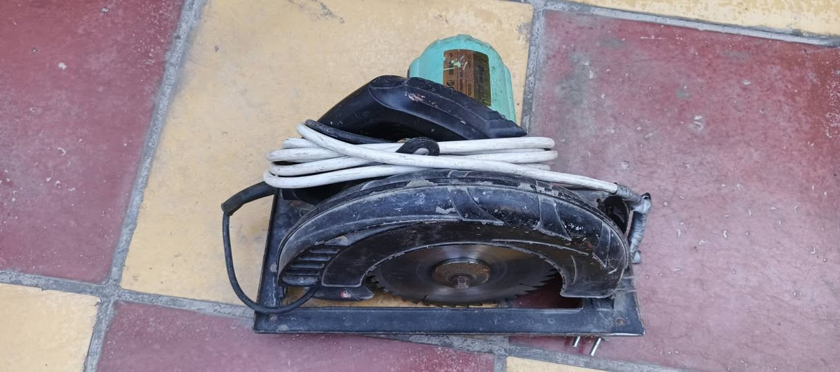 سلام عليكم غراض حداده للبيع كتر تام  مكائن لحام عدد ٢ كوسره وصط عدد ٢دريل همر دريل شحن منشار سندويج سيار كهرباء عدد ٤ طول ٢٥ متر صوندة هوا ومسدس صبغ سفيفه طول٥٠متر بلاجكتور  سيم سحب ٥٠ متر ٨ مليم 
رقم المبايل : *********** مكان النجف
السعر : ٤٥٠
