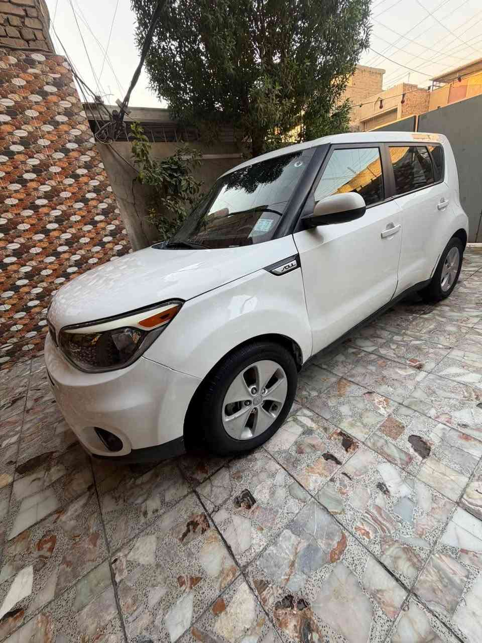 السلام عليكم 
كيا صول للبيع موديل 2019
وارد أمريكي حادث جاملغ وحافة البنيد قطعتين صبغ صور الحادث بل منشور كدامك ايرباك استيرن فقط 
مواصفات نص فول شاشه وكامره اصليه تحكم استيرن وباقي المواصفات المعروفه 
محرك ١٦٠٠ كفاله غير مفتوح كير غير مفتوح 
نضيفه ما بيه اي نقص مال بيت ماشيه ٨٥ الف 
رقم بغداد بسمي هزه جديده  وسنويه جديده لل ٣١ 
مكان بغداد مدينة الصدر 
سعر (105)وبيه مجال 
*********** غير متواجد على النت شراي يتصل
