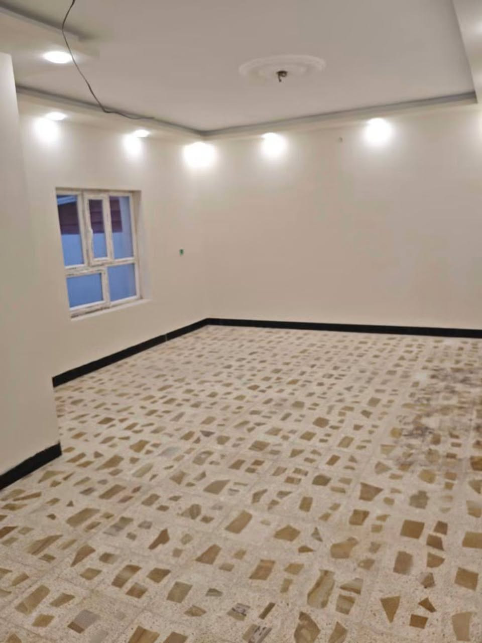 بيت للبيع 
بمجمع اليرموك 
250متر طابق ونص 
3غرف نوم 
كراج + حديقه +مكون من 3مجمعات صحيه 
للاستفسار ***********
