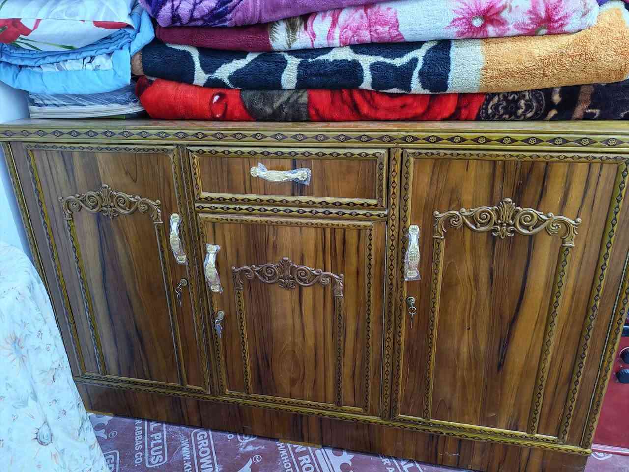 كنتور وبوفيه صاج شغل جديد استعمال اسبوع واحد نضيفات كلش الكنتور 300 البوفيه 150 الاستفسار الاتصال بالرقم ***********
