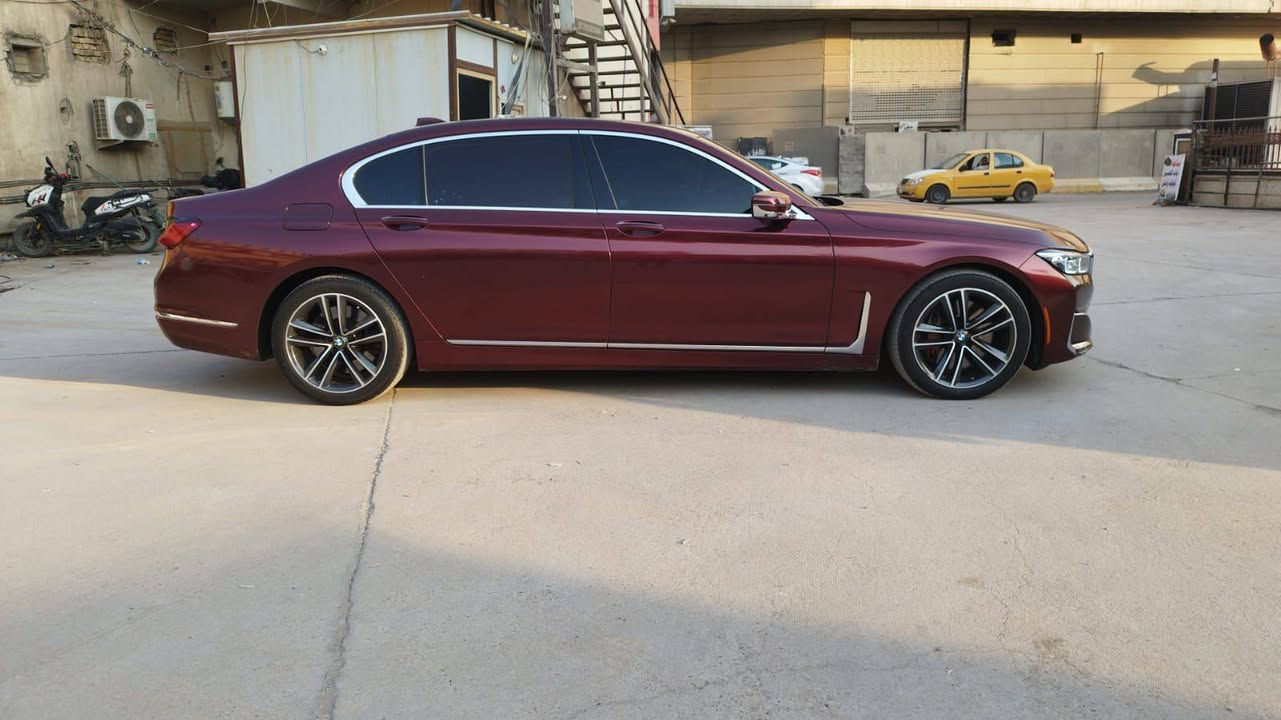 🚘 BMW 750i xDrive موديل 2022
🇩🇪 فخامة ألمانية + أداء رياضي قوي

🔹 المحرك: V8 TwinPower Turbo
🔹 السعة: 4.4 لتر
🔹 القوة: 523 حصان
🔹 العزم: 553 lb-ft / حوالي 750 نيوتن متر
🔹 القير: أوتوماتيك Steptronic – 8 سرعات
🔹 الدفع: xDrive دفع رباعي
🔹 0–100 كم: حوالي 4.1 ثانية
🔹 السرعة القصوى: 250 كم/ساعة محددة إلكترونياً
🔹 الوقود: بنزين Premium
🔹 سعة التانكي: حوالي 78 لتر
🔹 عدد المقاعد: 5
🔹 الهيكل: سيدان فئة Luxury Full Size

✨ التجهيزات والفخامة:
• جلد فاخر
• مقاعد كهربائية
• تسخين المقاعد
• ذاكرة للمقاعد
• تدفئة دركسون
• شاشة ونظام ملاحة
• Apple CarPlay
• Android Auto
• Bluetooth
• شحن لاسلكي للموبايل
• Head-Up Display
• كاميرات ومزايا مساعدة للسائق
• حساسات أمامية وخلفية
• Blind Spot
• نظام تحذير الاصطدام
• مثبت سرعة
• فتحة سقف
• دخول وتشغيل ذكي
• Soft Close للأبواب
• نظام تعليق هوائي
• جنوط رياضية
• إضاءة LED
• تصميم داخلي فاخر وواسع

📏 الأبعاد:
الطول حوالي 5.27 متر
العرض حوالي 1.90 متر
قاعدة العجلات حوالي 3.21 متر
والشنطة حوالي 515 لتر.

🔥 سيارة تجمع بين الفخامة، القوة، الراحة، والهيبة، ومحرك الـV8 يعطي أداء قوي جداً مع نظام xDrive للدفع الرباعي.

💰 السعر:على الخاص
📍 الموقع: [بابل] 
📞 للاستفسار والتواصل:
***********
***********
***********

✅ الفحص متوفر
✅ جاهزة للبيع+السيارة مرقم بغداد

#BMW #BMW750 #750i #750iXDrive #BMW2022 #BMW7Series #بي_ام_دبليو #BMW7502022 #سيارات_للبیع
