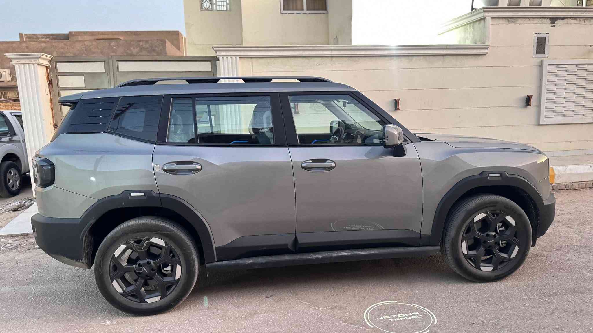 🚙 جيتور T1 Comfort موديل 2026

ماشية 9000 km قابل للزيادة

اللون : رصاصي مات 

⚙️ المواصفات:

✅ محرك 2.0 لتر تيربو (4 سلندر)

✅ قوة 254 حصان

✅ ناقل حركة أوتوماتيك 8 سرعات (8AT)

✅ عزم دوران 390 نيوتن.متر

✅ سعة خزان الوقود 70 لتر

✅ تسارع 0 - 100 كم/س خلال 8.6 ثانية

✅ سرعة قصوى 180 كم/س

✅ 5 مقاعد رحبة ومريحة

✅ شاشة وسطية 12.8 إنش

✅ شاشة عدادات رقمية

✅ دعم Apple CarPlay وAndroid Auto

✅ شاحن لاسلكي للهواتف

✅ كاميرات محيطية 360°

✅ حساسات خلفية

✅ مقاعد جلد مع تحكم كهربائي للمقاعد الأمامية

✅ تشغيل بالبصمة ودخول ذكي

✅ مثبت سرعة

✅ أنظمة أمان متعددة

🛡️ ضمان المحرك: 10 سنوات من الوكيل 

شركة هارلم

العنوان: الديوانية /عفك

اللي مهتم بالشراء يتواصل وياي ***********
متواجد اتصال او واتساب

