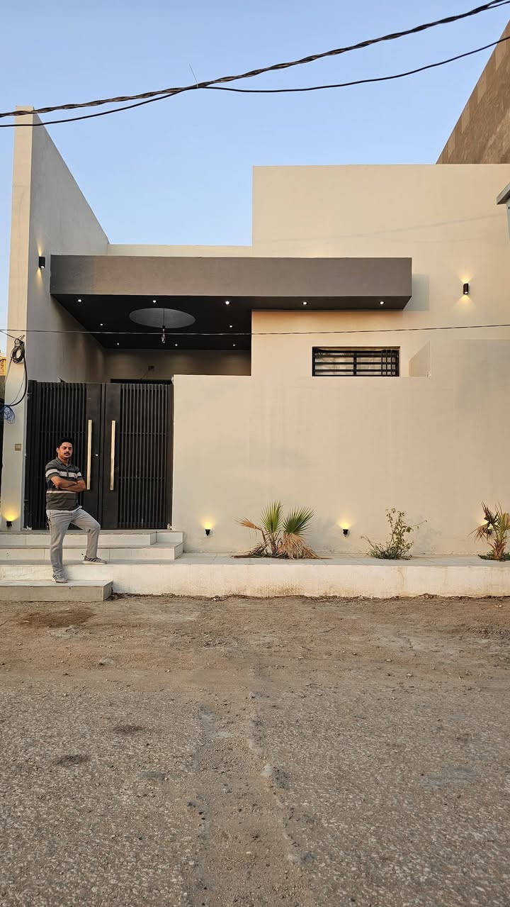 "رحلة إبداع تنتهي بواقع جميل،تم بحمد الله اكمال تصميم وتنفيذ،مشروع منزل بمساحة ١٧٠ متر مربع في محافظة النجف ناحية القادسية لاخ العزيز مهندس عبدالله هادي الكيم Abdallah Hadi  وبطراز الحداثة ،كانت مرحلة التنفيذ مرحلة صعبة  لكن بفضل الله تمت بنجاح وان شاء الله ينال اعجابكم  . 🏡✨
​المهندس المعماري: قتيبة طراد
ارجو المتابعة والاعجاب فضلا لتصلكم جميع اعمالنا ونصائحنا بمجال البناء والتصاميم وللتواصل على صفحتنا الرسمية او الرقم التالي
***********
​#تصميم_هندسي #عمارة_مصرية_وعصرية #إشراف_هندسي #هندسة_معمارية
