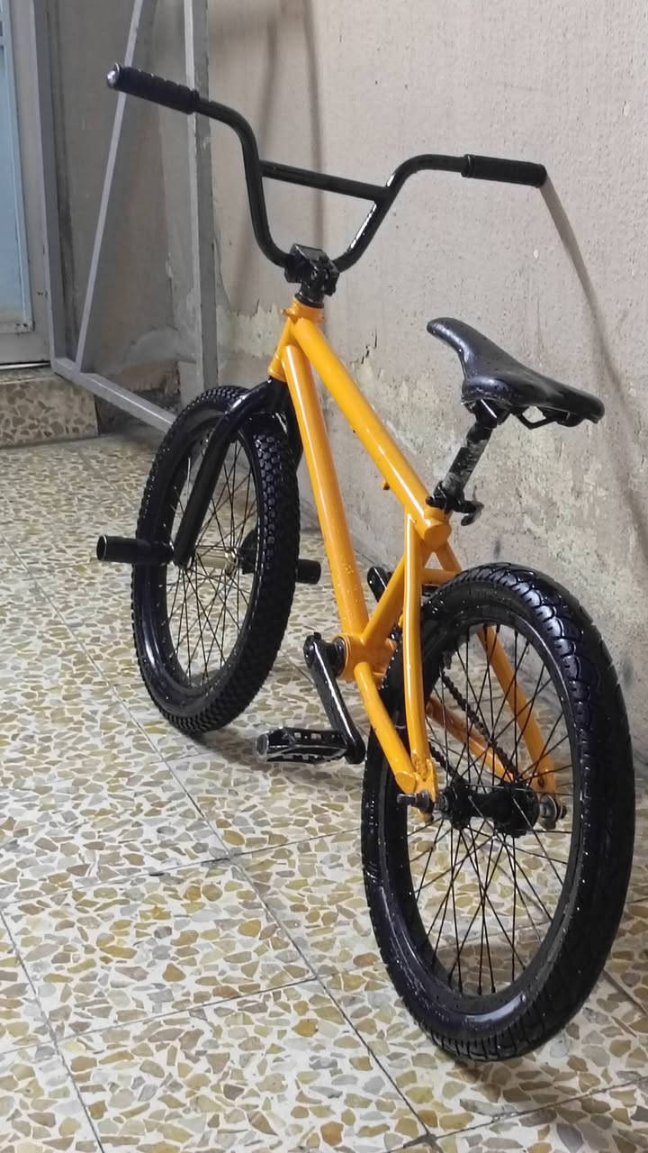 بايسكل للبيع BMX ملاحظة: البايسكل مصبوغ حراري اصلي اصفر نضافة ٩٠٪ مكاني موصل الأيسر حي صدام
