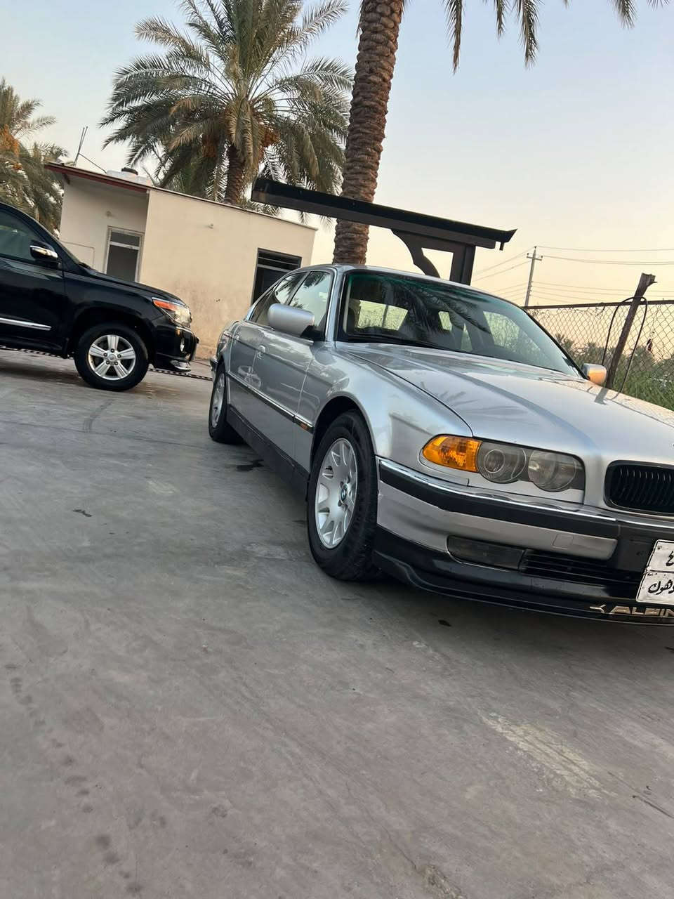 اسلام عليكم بي  ام خفاش موديل 1996محدث 2000داخل وخارج حجم 740اصل كير ومحرك 44  فول اسياره كير محرك كهربائيات تبريد مكفول مري شفط جنطه شفط منضومه زنون عالي ناصي تخم تاير يساره الف متصرف عليها شرط اتحويل صافيه من الغرامات بس مشي معامله وحول سياره اخت ازيرو اسعر 80 وبيها مجال العنوان بغداد الشعب ‏‪***********‬‏ مكلف بنشر اتصال مع صاحب اسياره
