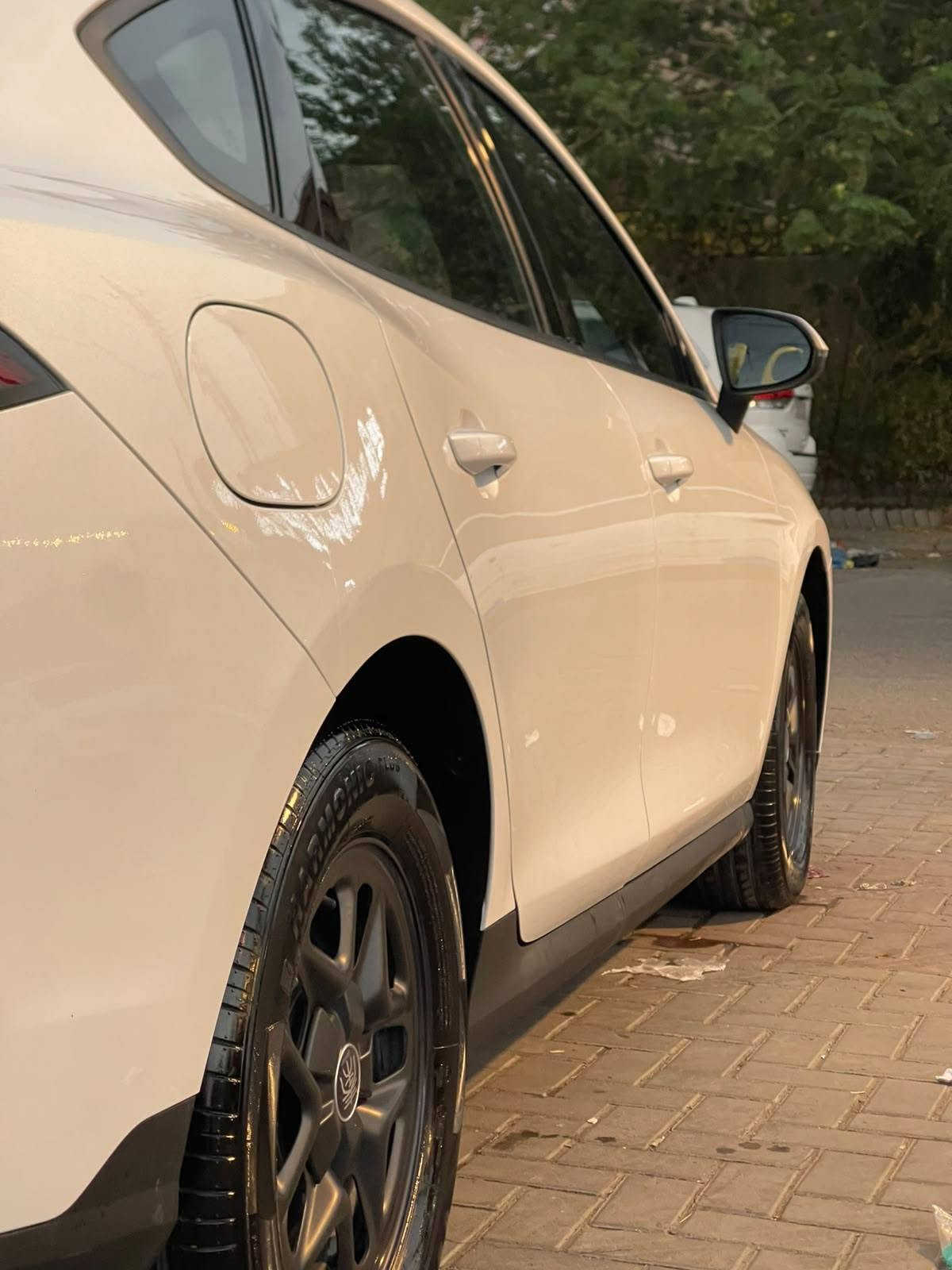 كن بلاس 😍
داخل زيتوني 
غراضهه كامله 
بصمه+كارت 

ماشيه2000  كم

سياره نظيفه  وجديده عدا 
تعديل BDR صغير بالجنطه

مرقم بغداد كامل بأسمي 

السعر 20 مليون ✅ قفل قفل 

السياره
 📌مكانهه بغداد حي الجهاد 

***********
***********
