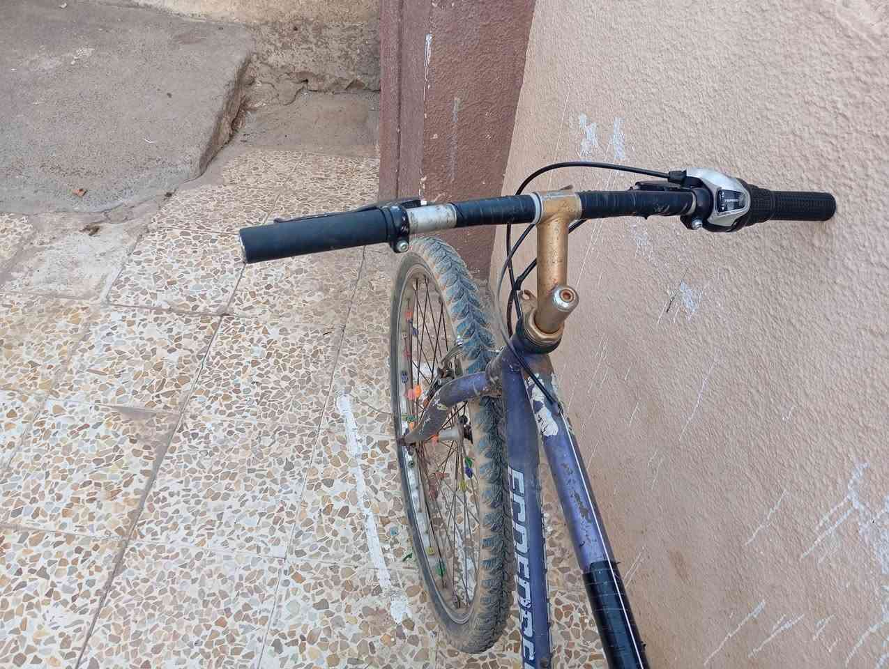 سلام عليكم بايسكل للبيع حجم 26 استوبات شغل كير شغل بي ضربه خفيفه في  الويل شراي اتصال   على رقم ***********
