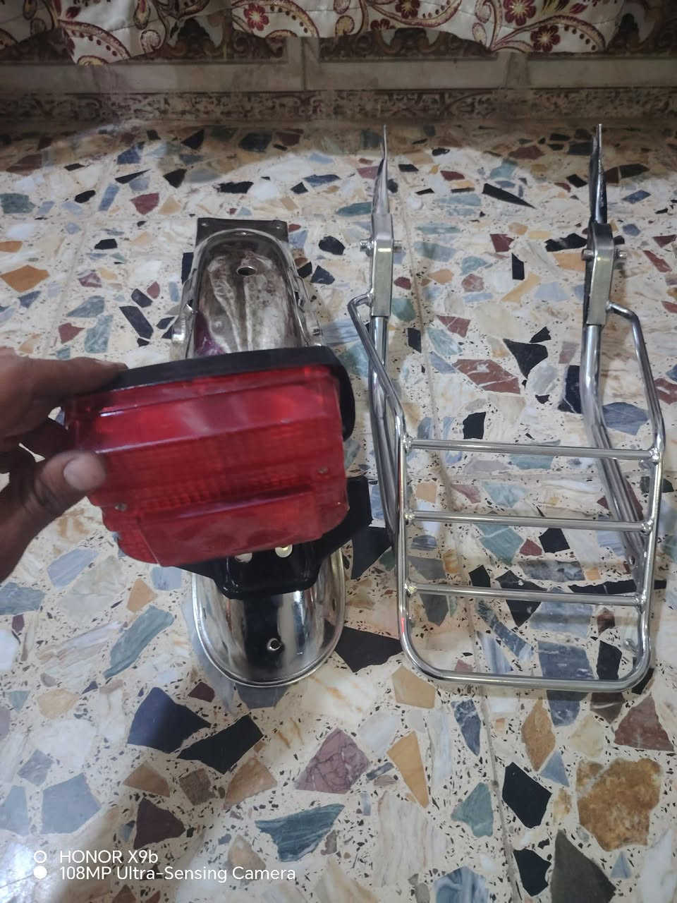 مال شلامجه اصلي جبتها طلعتها من الحجز ما مشدودات قيم بما يرضي الله بك لايت شغال كله جديد ***********

نص مكتوب في الصور:
- O HONOR X9b 108MP Ultra-Sensing Camera
- HONOR X9b
- 108MP Ultra-Sensing Camera