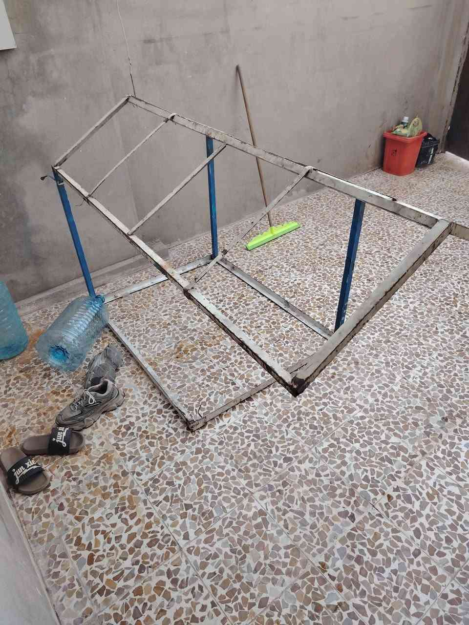سقفيه عربانه نضيفه
بس يرادلها حديده ولحيم
موقع حي سومر
سعر 30بيها مجال رقم واتساب
***********
