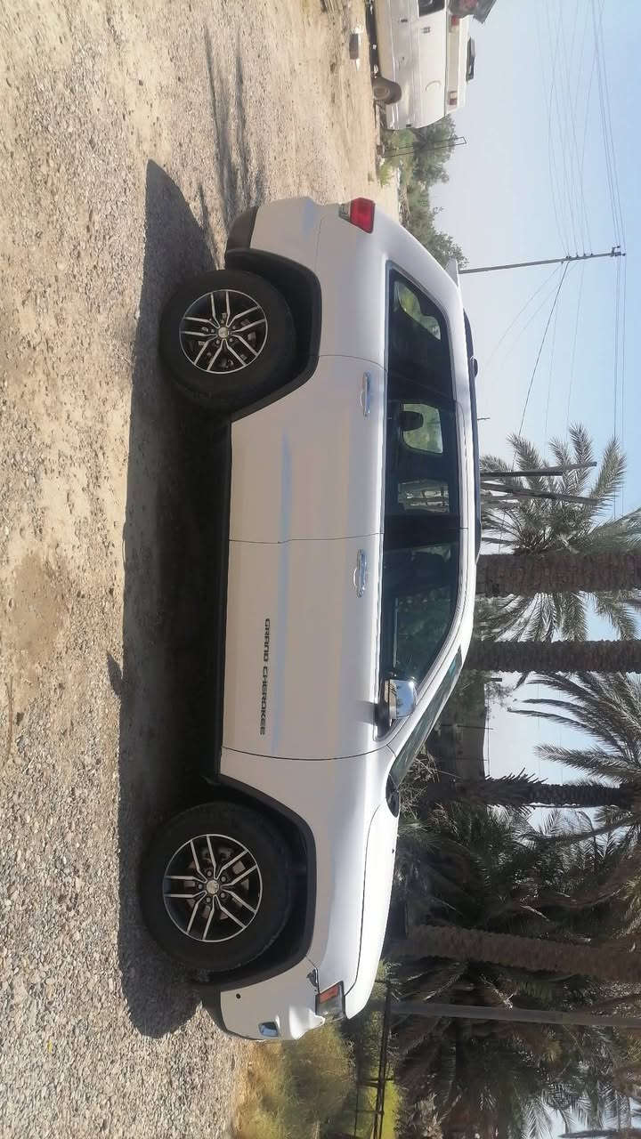 السلام عليكم جيب امريكي فول مواصفات حداديه سدرتخم  تاير جير محرك مقفولات كفاله عامه سياره قطعتين شاملق امامي بنين فقط والسعر 180مناسب رقم بغداد باسمي ***********
