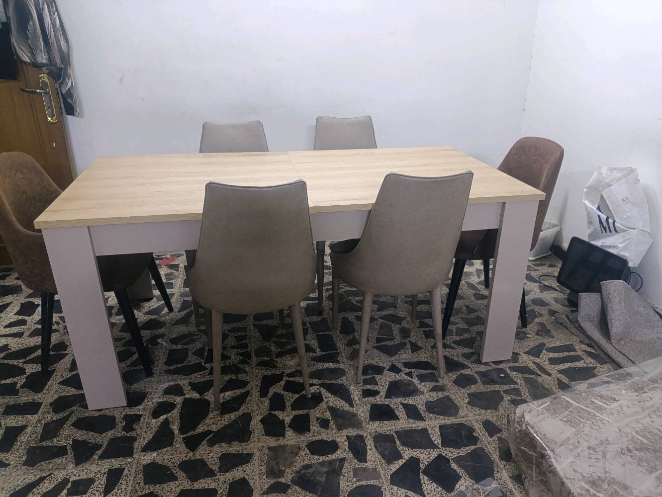 ميز طعام 6 كراسي من ايدول ضد الخدش نظيف جدا الكراسي لونين مثل اللي بالصورة اخذته 850ورايدته ب 500 وبيه مجال بسيط انقلت لبيت اصغر وما عندي مكان نقل ما عندي ومكاني الغزالية