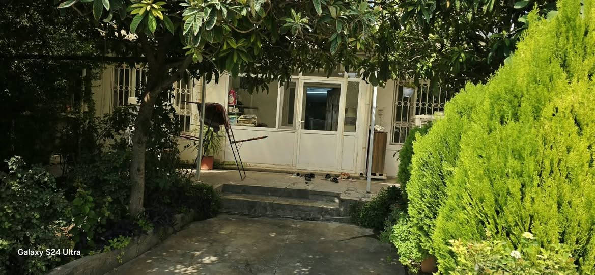 فرۆشتن و گۆڕینەوە خانوو ٢٠٠م بۆ فرۆشتن تاپۆ بنسلاوە خانووە ئێرانیەکان نزیک مزگەوتی ئەحمەدی پێک هاتووە لە دوو ژوورو مەتبەخ و ئاو دەست و حەمام حەدیقە بە نرخی زەوی ٥٦٠$ واتس ئاپ *********** أربيل, العراق
