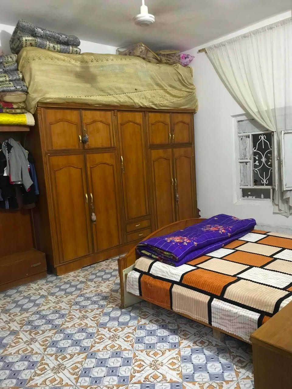 الدار للبيع خلف حسينية السجاد  المعاره المساحه 200البيت جاهز مابي اي نقص البناء طابوك وبلوك السقف عكاده يحتوي على غرفه واحده السعر 60بي مجال. الاستفسار على الرقم ***********
