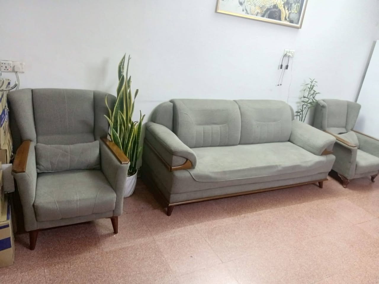 طقم قنفات للبيع 🛋️✨
نظيف وحالته مبينة بالصور
السعر 350 ألف 
للاستفسار مراسلة خاص 📩
***********
