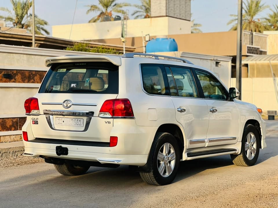 السلام عليكم 
لاندكروز 2013 ( GXR _ V8) للبيع ماشيه (126,000km) 

السياره مكفوله كفاله عامه حته من الشخط ... بيه بارد 4 اصابع فقطط بلباب الخلفي السياره المكينه والكير مكفولات 
كفاله عامه 
السياره فول مواصفات 
بصمه
فتحه
شاشه
حساسات امامي خلفي 
مري شفط 
تخم تاير اصلي 
داخل جلد اصلي 
ثلاجه
تبريد ثلج

السعر / 34,000 دولار 
يعني 3 شدات و 40 ورقه . وبيه مجال للشراي 

العنوان / بغداد_اليوسفيه_ناحيه الرشيد 

***********
***********
