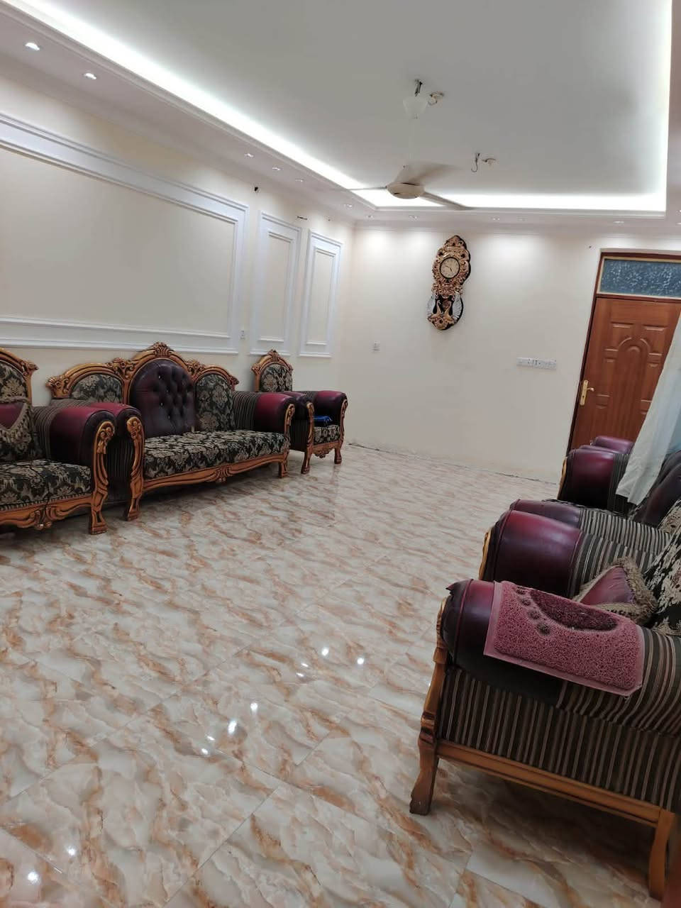 .🛑 دار سكني  للبيع 🛑 
المنطقة : الجزائر 🚩 
اقرب نقطه داله : قرب مدرسه ميسلون

المساحه :  300✅  الواجه 10

التفاصيل : غرفتين نوم وصاله واستقبال ومطبخ وصحيات داخليه وخارجيه 
الطابق الثاني:شقتين كل شقه غرفه وصاله ومطبخ وصحيات
.............
للاستفسار
     مراجعة مكتب رسول الوزني للعقار  
الديوانية . حي الحضارة قرب اسواق طيبة
 للمعلومات ولمزيد من التفاصيل ⬇️
       مراسلة الصفحة  
      ارقام الاتصال 
***********
