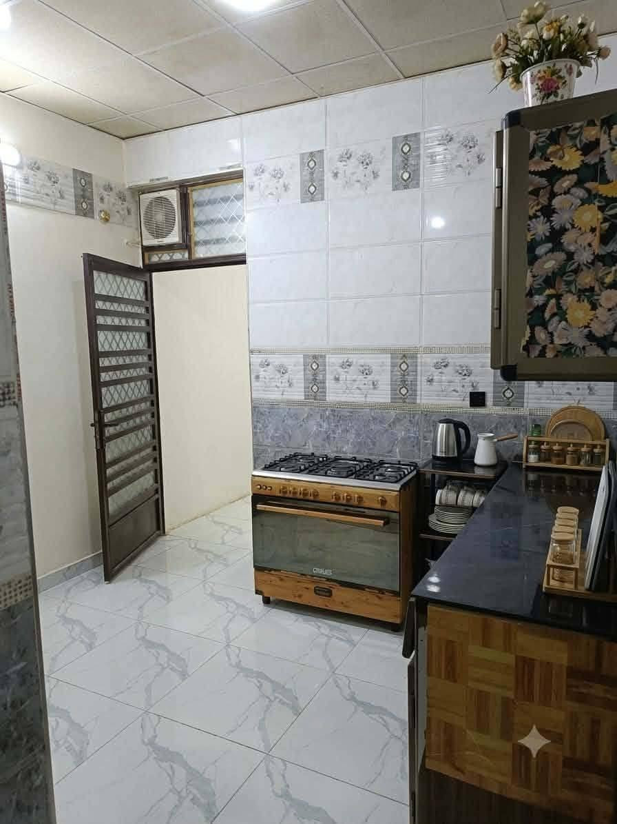 لبيت مساحته 100 قاطين نزال 20  لواجهيه 5  متكون من 4 غرف نوم 3 فوك  وحده جوه الموقع دور زراعة شارع تبليط مجاري  دور زراعة لثالثه قرب لمستوصف مدارس كله قريب عليه   طابو  زراعي سند 25 بس ماشي معامله بطابو لي يشتري اسويله مكاتبه وكاله ويدلل سعره 70 وقابل للتفاوض 
***********
