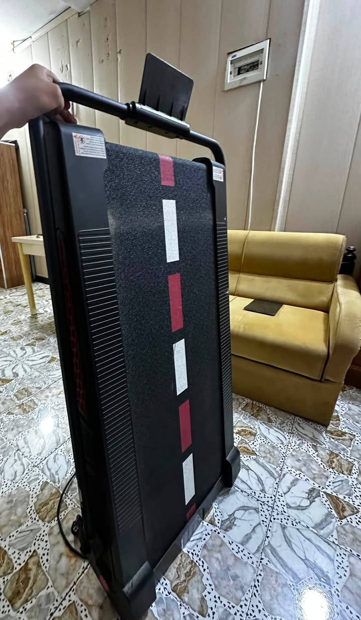 جهاز جري كهربائي
نضيف استعمال بيت
* تصميمه قابل للطي مع قفل جانبي أحمر
* يحتوي على شاشة LED صغيرة في مقدمة السير تعرض (TIME / SPEED / DIS / CAL).
* يوجد حامل للهاتف أو التابلت في الأعلى
*جهاز عملي ونضيف جداً مستخدم قليل 

السعر 200 الف المكان بغداد شارع فلسطين 
للتواصل واتساب فقط ***********
