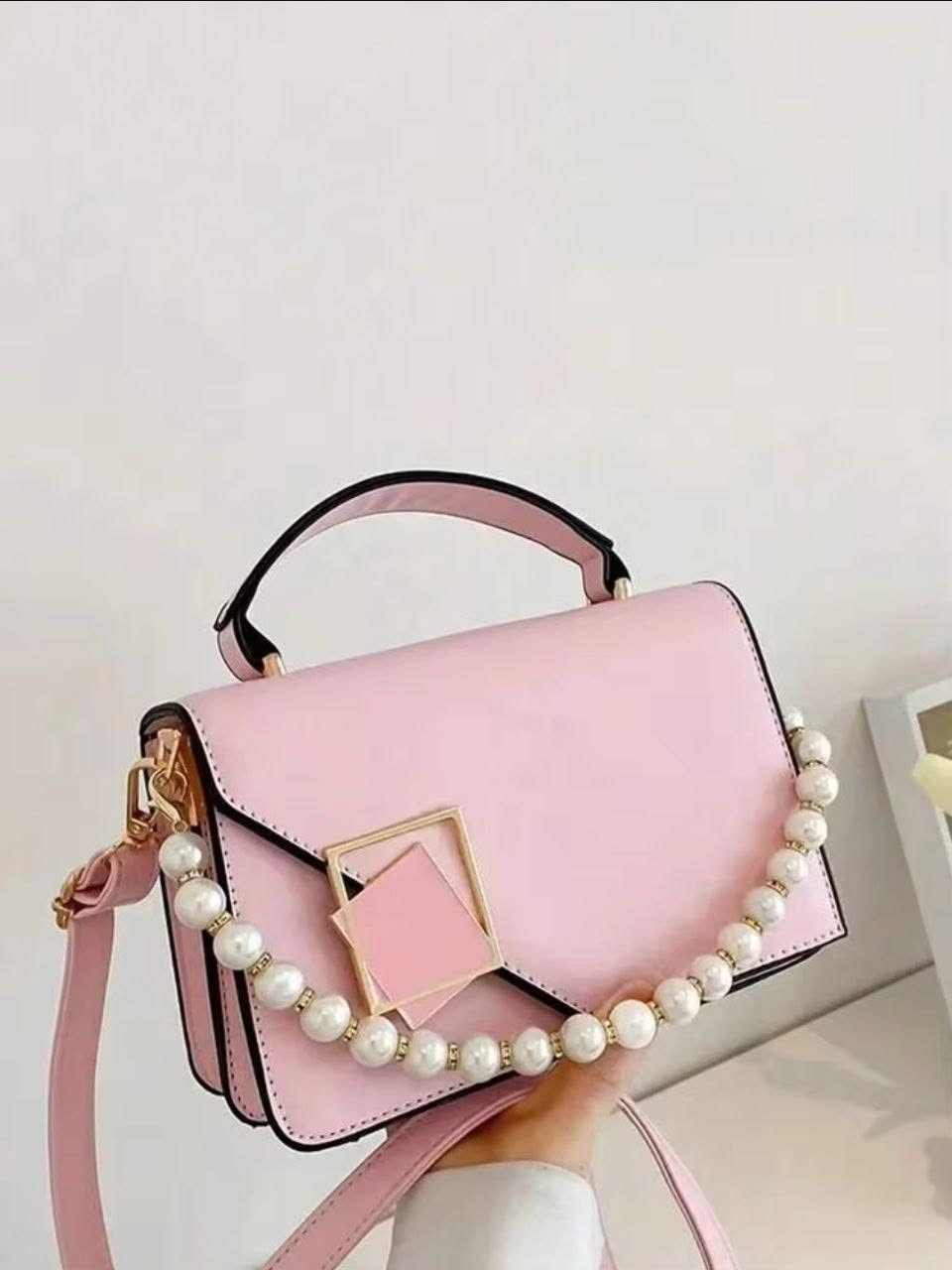 👜 حقيبة كروس بودي نسائية بتصميم أنيق وعصري ✨

🖤 مزينة بسلسلة أنيقة مع غطاء وإغلاق عملي.
🎨 متوفرة بعدة ألوان لتناسب جميع الأذواق.
📱 خفيفة وعملية، مناسبة لحمل أغراضك اليومية.
💼 مثالية للعمل، الجامعة، التسوق، السفر والخروجات.

💰 السعر: 20
🚚 توصيل سريع إلى جميع محافظات العراق
💵 الدفع عند الاستلام

📲 للطلب والاستفسار، راسلونا واتساب: ***********

🔖 رمز المنتج: BG007
