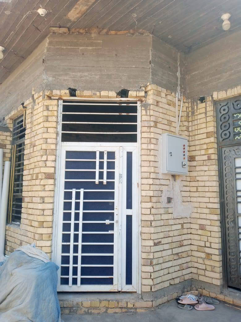 سلام عليكم بيت للبيع المساحه 200 متر  خنيطلة نهاية شارع الحولي قرب جامع الابرار  البيت يتكون من غرفتين وصاله كبيره واستقبال ومطبخ حار وبارد ومناور2 وصحيات داخليه  و خارجيه النواقص بيتونه ودوانيه بس والاستقبال لبخ ومخمر البيت اصبابه ناقص سيراميك السعر69 وبي مجال استفسار الاتصال على الرقم ***********

