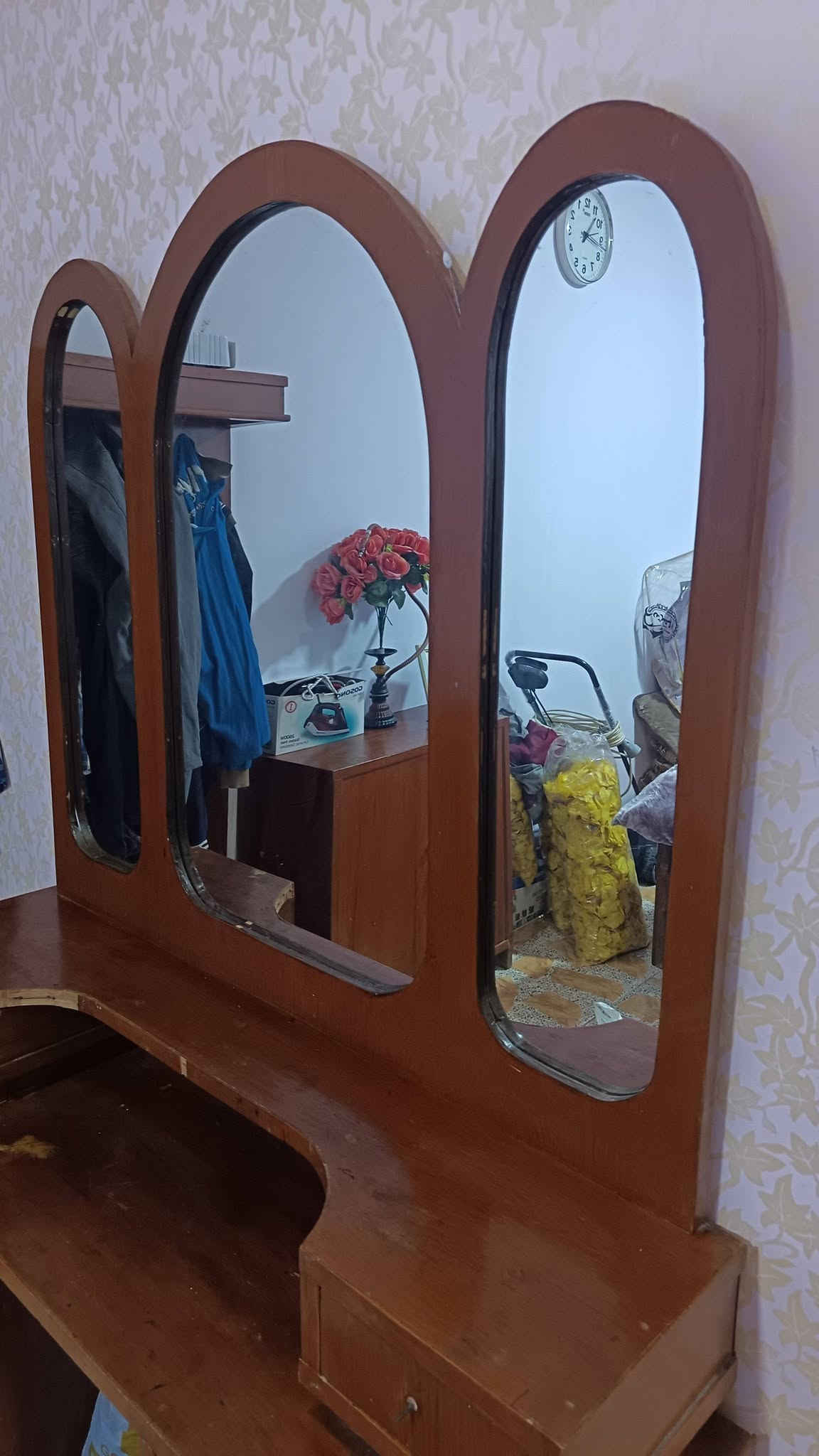 غرفه اخشاب • نضيفه • للبيع