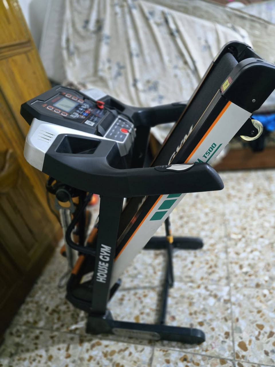 جهاز جري مستعمل شي بسيط ماركة (House Gym) مواصفاتة جبلي + جهاز رجاج حارق دهون + مروحة داخلية فان + سبيكر + عداد مسافة وحساب سعرات و نظام حماية 

السعر 250  للأستفسار ***********
