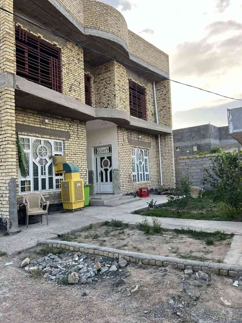 دار للبيع..المكان النعمانيه حي المتنبي مكان حلو ومرتب
مساحه ألارض(520) يتكون الدار من استقبال..غرفتين طابق 

الاول..مطبخ..حمامات داخليه حمامات خارجيه

الطابق الثاني

صاله..غرفتين غير مكتملات

البيت جاهز للسكن

الله شاهد الشراي يجي مشتر جار قبل الدار 

يبعد شارع ١٠٠ متر
الاستفسار  ***********
