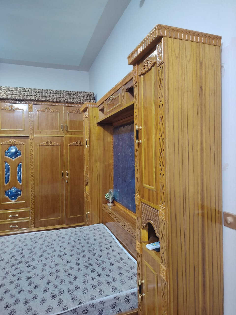 السلام عليكم عندي غرفة اخشاب للبيع الاتصال ***********
