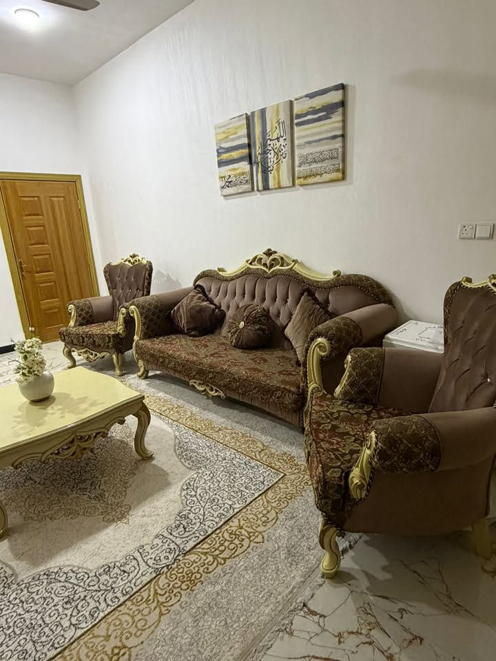 سلام عليكم
تخم  ملكي  نوع تركي 10 مقاعد مع طاولة وسطيه  السعر 600 الف وبيها مجال للتواصل ع رقم وبي واتس اب 
***********
