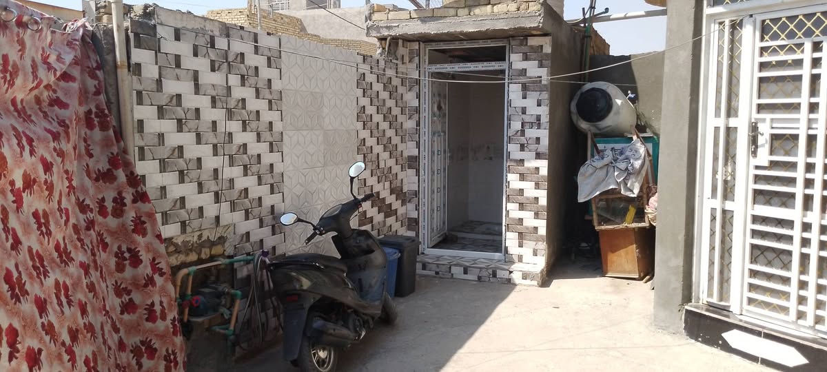 #بيت للبيع مساحه 200م...بناء حديث   بمجمع صلاح أول شارع .. مقابل المستشفى القاسم 
حدل طبقات للارض+بوكس 60×60
بناء طابوق..صب كونكريت ....البيت بيه نواقص غير كامل
4×5غرفه. 
4×4.5 غرفة 
4ونص×8 صاله 
2 مناور للغرف 
5×6 مطبخ 
4.5×6.5 استقبال 
صحيات داخليه وخارجيه 
#السعر 75
اتصال ***********
