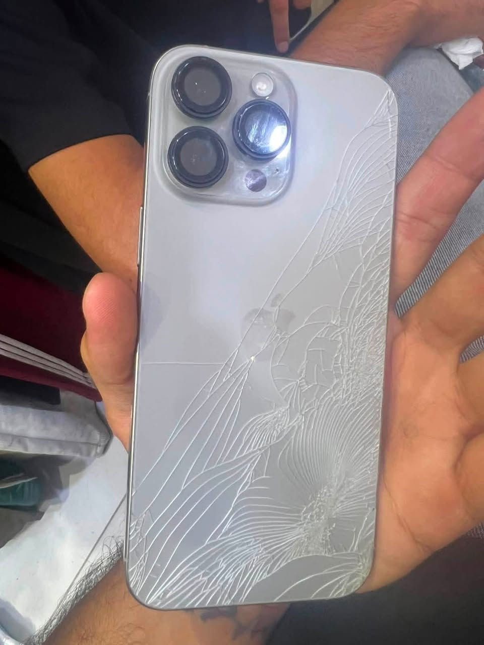 ايفون 16 برو ماكو ماستر بيه نقطه ثابته صاله هواي وضهر  ذاكره 256مكسور رايده ب950 عنواني مدينة الصدر ***********
