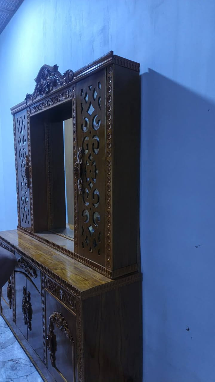 سلام عليكم حبايب 
غرفت نوم صاج الصلي حطاطه 
سمك 5ملم كامله مكفواله من كلشي 
الغرفه تحتوي على كنتور6ابواب+زاويه2باب+ميز تواليت +سرير +ابراج التخت 2+ضهر سرير 
مكفواله من كلشي نضافه 95__100
العنوان تكريت الديوم شارع60
السعر 850وبيه مجال الطيبين
الهاتف ***********خط وتساب
