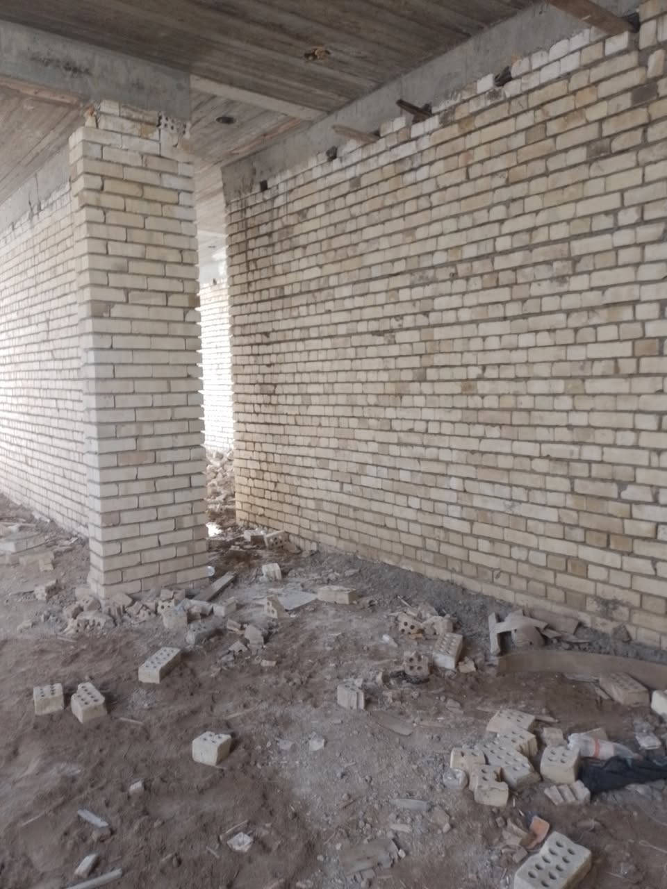 هيكل 300م٢للبيع
المحموديةحي السلام المربع الثاني شارع  30 السايدين مقابل مجمع القعقاع قرب مكتب المصداقيةللعقار والمقاولات العامةيحتوي على
2 غرفةنوم +استقبال+ هول داخلي كبير+مطبخ ايضاكبير+ مجمع صحيات 
الطابق العلوي جاهز لتكملةالبناء بناء جديد سنة 2025 
للإستفسار الاتصال على الارقام التالية 
***********
***********
***********

                ابوحيدرالشمري
علما إن المكتب
 مجاز رسميا
