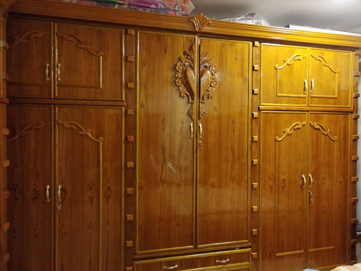 السلام عليكم غرفة للبيع مستخدمة سنة موديل المسرح ٦ابواب ملحق طابقين الخارج صاج ٤ملم
والداخل صاج طبيعي ٤ملم القواعد بلوك صاج 
الزاوية ملحق طابقين باودرتفاع الكنتور مترين و٧٠سم
مع جرباية ضهر الجرجوبه دفن براقي 
ارتفاع الكنتور مترين و٧٠سم 
السعر مليون ٦٠٠وبيها مجال بسيط
اللاتصال أو مراسله واتساب على الرقم 
***********
