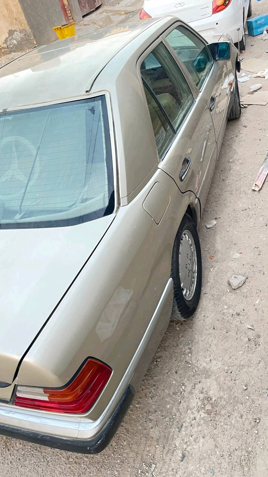 مارسدس دب مديل  89 ضربته فقط الباب الخلفي جهة العبري قواعد وحده سليمه وثانيه طاكه وتاركه ما معمره رقم بغداد انكليزي 
***********
سعر ٥٥ وبيه مجال قليل