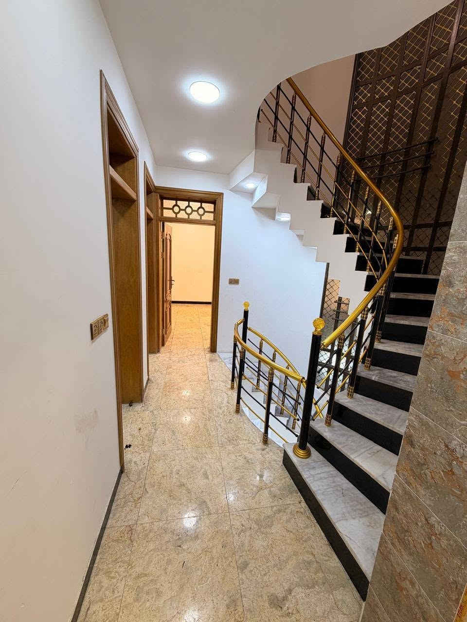 🏠 دار للإيجار في السيدية
📐 المساحة: 100 متر

🛏️ غرف نوم عدد 3
🛋️ صالة
🍳 مطبخ
🚿 خدمات

📞 للتواصل: ***********

🏢 أرض القمة للتطوير العقاري
