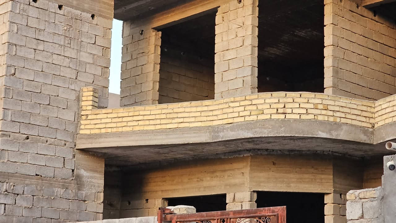 بيت هيكل كامل طابقين المساحة ٢٠٠م مربع الطابق الارضي ومجموعة صحية خارجية استقبال ٥×٦+مطبخ بالوجه٦×٤.٢ صالة داخلية + مجمع درج حلزوني+ مجموعة صحية داخلية+ منورين يمين ويسار+ غرفتين نوم ٤×٥ مع مجموعة صحية داخليةو٤×٤ مع مجموعة صحية داخلية+ ممر خلف البناء  والطابق الأول مثل الارضي الموقع بعقوبة قريب جدا من جامعة بلاد الرافدين قرب تقاطع القدس المنطقة مخدومة ماء وكهرباء الاستفسار الاتصال على ***********
