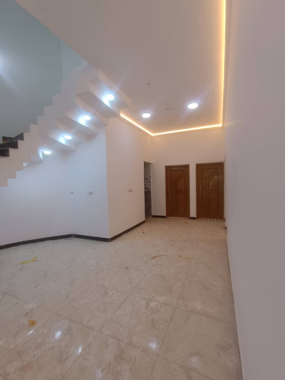 🏡 بيت للبيع – فرصة مميزة للسكن 🏡

📍 الموقع: البصرة – أبو الخصيب – كوت الحمداني
قرب محكمة أبو الخصيب

📐 المساحة: 250 متر
📄 نوع العقار: طابو زراعي باسم عراقي

✨ مواصفات البيت:

- كراج سيارة
- حديقة
- استقبال
- صالة كبيرة
- 3 غرف نوم (سويت)
- مطبخ كامل
- درج دائري
- صحيات داخلية وخارجية
- بناء درجة أولى
- مرتب ونظيف
- فارغ وجاهز للسكن مباشرة

💰 السعر المطلوب: 100 مليون دينار
🔹 قابل للتفاوض

📞 للاستفسار:
***********

🏢 مكتب عقارات الكاظم
نستقبل جميع العروض العقارية في أنحاء البصرة، وأهلاً وسهلاً بكم.
