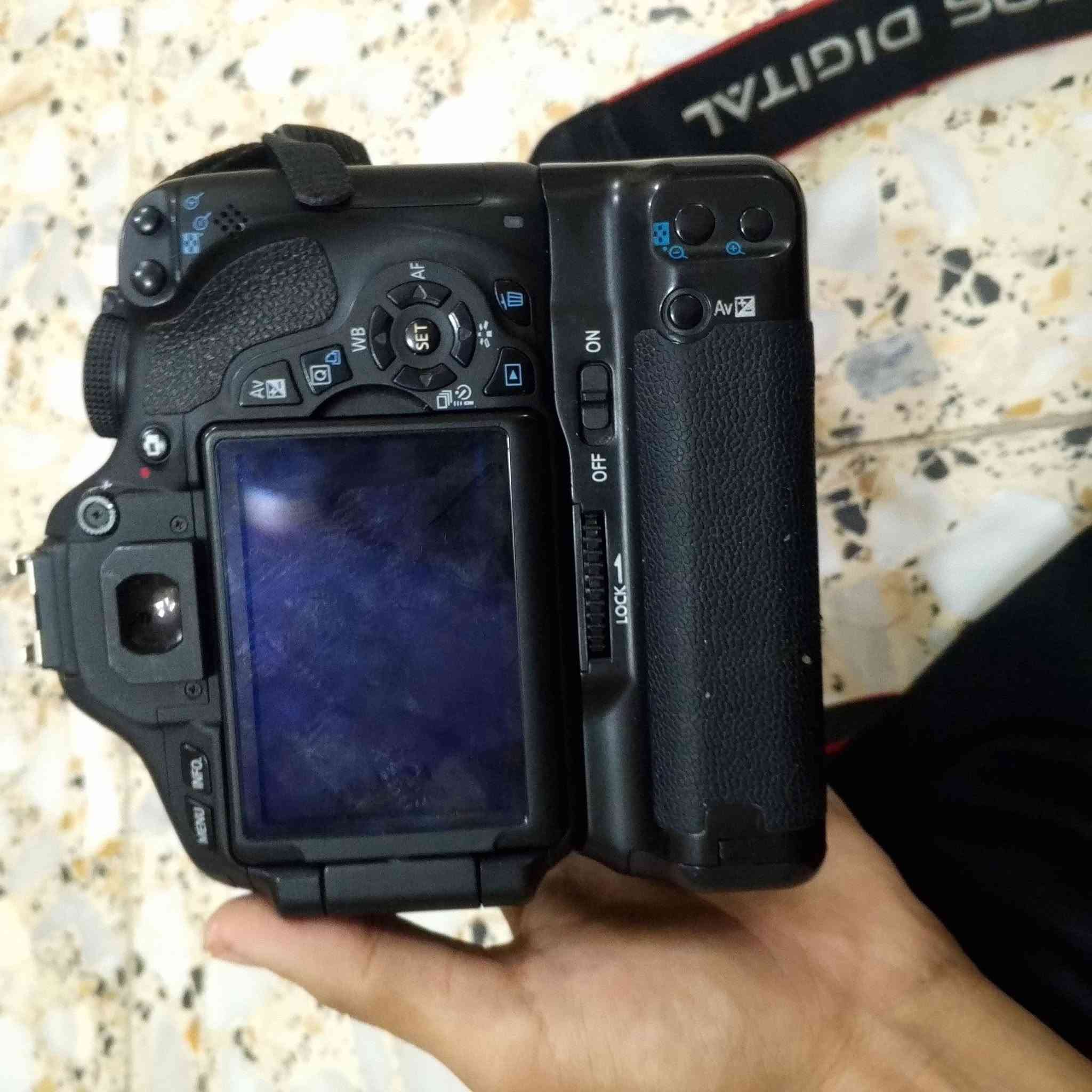 كامرة كانون 600D فول فريم للبيع كامره نضافته 95%, كامله ملحقاته جنطه وشاحنه السعر 200 وبي مجال رقمي ***********
