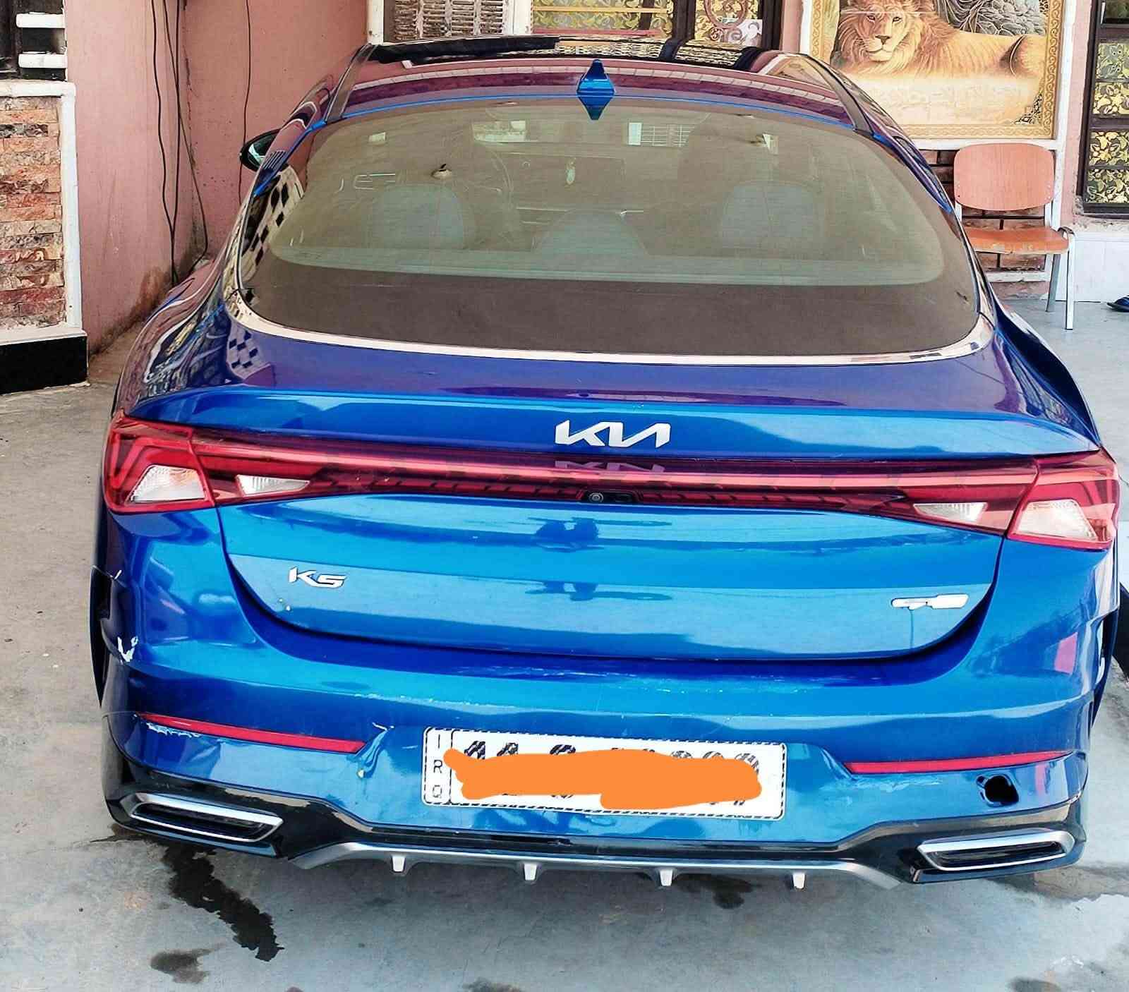 السلام عليكم
كيا K5 موديل 2023 للبيع (بجم كبس)

المواصفات: GT-Line (فول الفول عدا الفتحة)

 المحرك: 1600 تيربو

 المسافة المقطوعة: 31 ألف ميل

 اللون: أزرق

 الرقم: بغداد (باسمي  )هزة جديدة تحويل ثاني يوم

 الحادث: موضح بالصور

أبرز المواصفات والتجهيزات:

 بصمة تشغيل + تشغيل عن بعد

 شاشة كبيرة لمس (نظام ملاحة وخريطة + أبل كاربلاي) + شاشة أعطال

 كشنات تدفئة + ستيرن تدفئة + مقعد سائق كهربائي

 سايدبريك بصمة + نظام أوتو هولد (Auto Hold)

 رادارات كاملة (أمامي، خلفي، جانبي، تحديد المسار/الخطوط البيضاء)

 نظام مراقبة النقطة العمياء

 5 وضعيات قيادة مختلفة

 أنظمة أمان: ABS + مانع انزلاق + حساس إطارات

 ويل كروم + تصميم خارجي رياضي

 إضاءة زنون + LED أمامي وخلفي (بك لايت) + كشافات ضباب LED + إشارات بالمرايا

 تحكم ستيرن فول + جير أوتوماتيك وعادي + مثبت سرعة

‎ السعر: 150 ورقة ($15,000)

 المكان: بغداد

 للإتصال  متواجد رصيد وواتس

 ***********

 ***********
