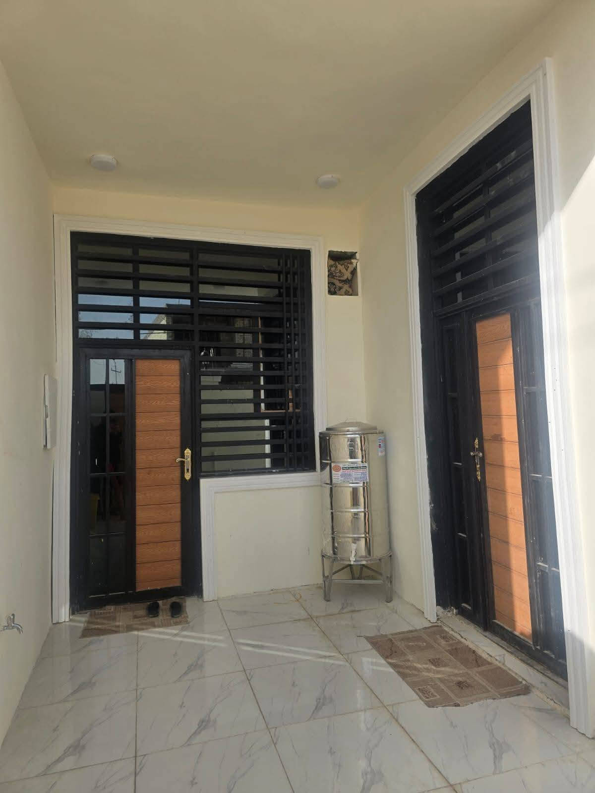 🏡دار للبيع🏡
المساحة: 150  متر طابقين

#بسعره مناسب 
 
✅ #طابو_زراعي_سند_25_أقرار_محكمه

#الموقع: النجف شارع الصب مقابل  قرية الغدير يبعد عن الشارع العام ١٠٠ متر فقط 

 

#مواصفات البناء:   غرفت نوم 4 / وصاله/  ومطبخ/ واستقبال /  صحيات داخليه وخارجيه 

بناء مرتب (أساس + سقف كونكريت + طابوك)
أرضية بورسلين أبو الـ 60

#الخدمات 
ماء كهرباء مدارس سوق  مولد تبليط بعرض 15 متر 

#للاستفسار والاتصال:
***********
