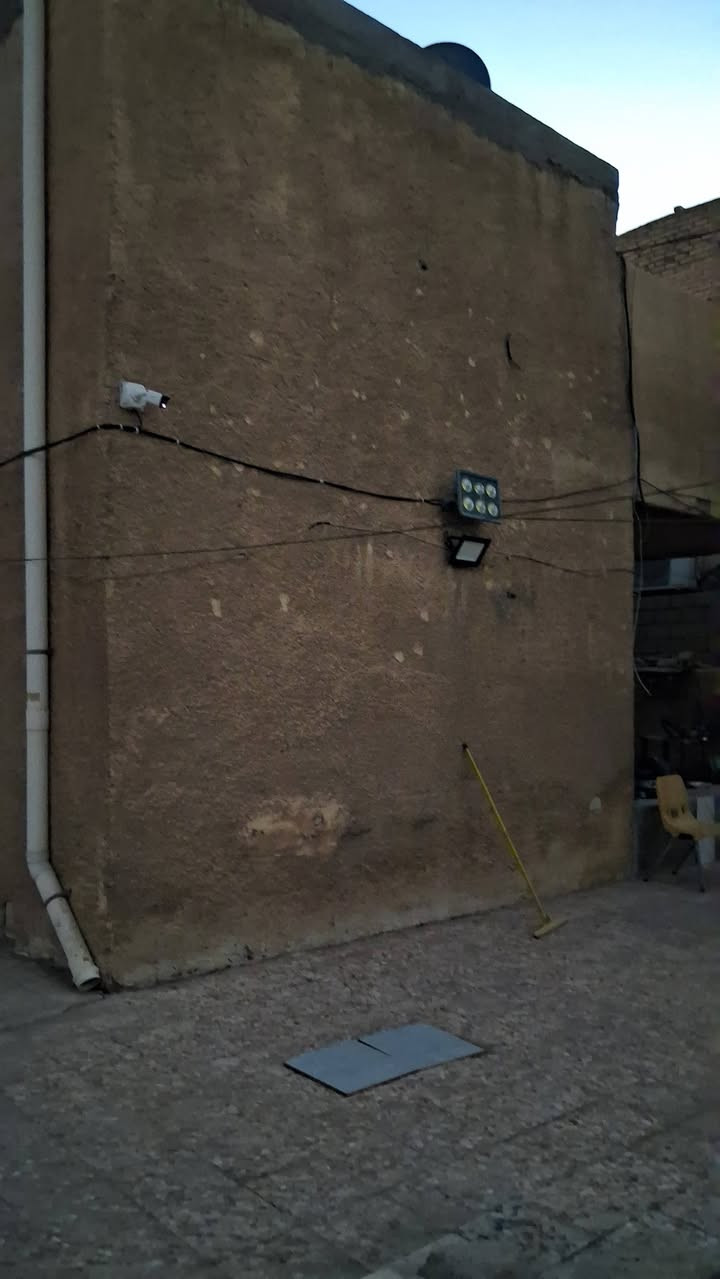 بيت بمساحة ٣٥٦ متر مربع طابو صرف بناء قديم الموقع حي المهندسين بظهر شارع المقيميين وقريبيين جدا على شارع الزبير مثل ما موضح بالصور المنطقة راقية وهادئة وناس هادئة وراقيه وخدمات وكلشي موجود بهالمنطقة سناتر مجمع طبي صيدليات الخ.... للأستفسار اكثر تواصلوا عالرقم *********** .
