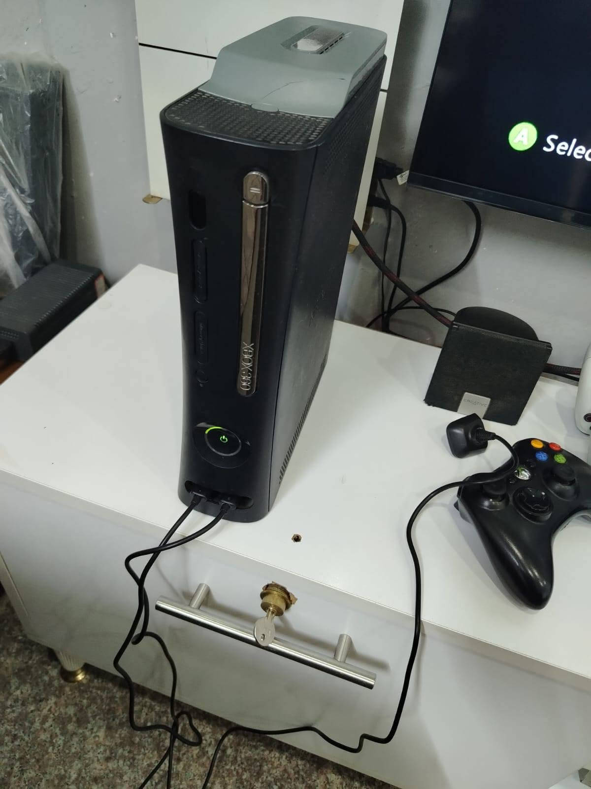 مكلف بالنشر. اكس بوكس ٣٦٠ بي ١٤٩ لعبة كلهن قويات 
ثنين يدات اصليات
 كيبل HDMI اصلي 

باقي تفاصيل اتصال  ***********

