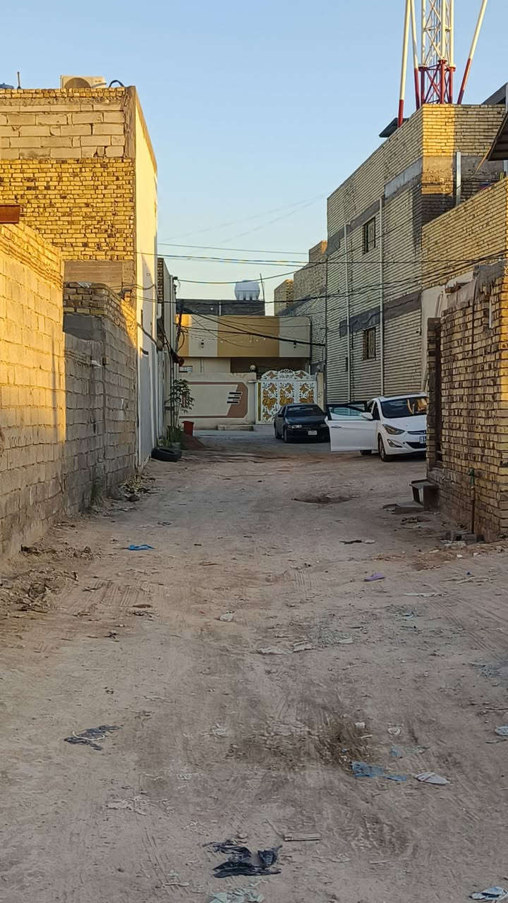 سلام عليكم  135 متر للبيع مع محل طوله 10متر اساس طابوك بناء بلوك وعكاده يحتوي على غرفه او صاله وصحيات ومطبخ مفتوح ع صاله ارضيه بورسلين سقوف ثانويه العنوان نجف شارع المطار جديد بشارع علكم بشارع حاتم الخير يبعد عن شارع 50 متر سعر 30 او بي مجال  ***********
