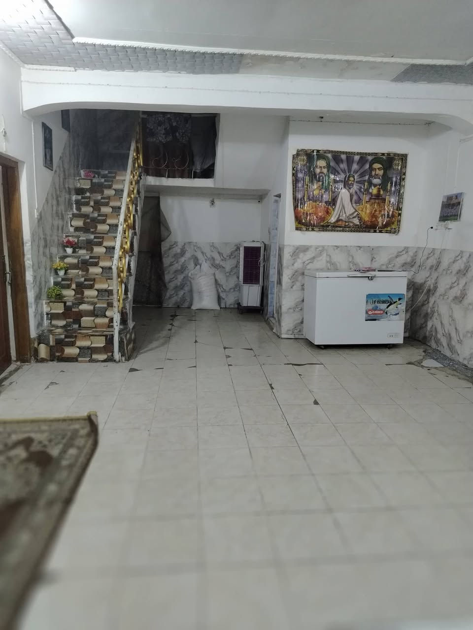 بيت للبيع مساحه 250 م. طابقين الطابق الاول من استقبال 8.4 و مطبخ بارد 7.4 وصاله 4.9 وغرفتين  4.5 و مجموعه صحيات ومطبخ حار 2.5 والطابق الثاني 2 غرف  وحده 8.4 والثانيه 7.4 ومجموعه صحيات. مكان حي العسكري  حي الصادق بل قرب من مدرسة الخلود للتواصل. ***********
