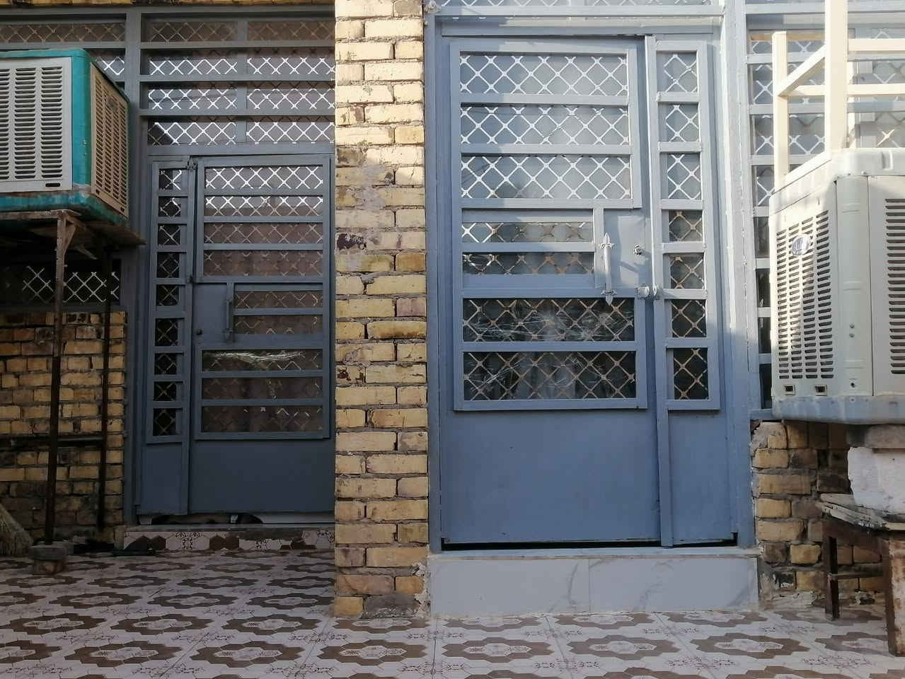 سلام عليكم بيت للبيع في الكوام الغربي مساحته ١٨٠ متر متكون من ٢ غرف وصاله كبيره ومطبخ واستقبال ٤*9
