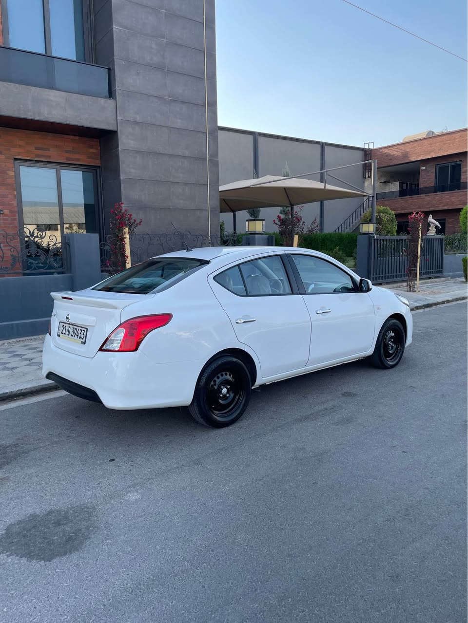 نیسان سەنی مۆدیل ٢٠٢١یەدەنیکلی هیندی
سەیارەکە یەک شوینی بجوکی تعدیلە باقی دی هیجی نیە
سەیارەکە ١٠٣هەزار رۆیشتووە زۆرخاوێنە
گێر و مەکینەو تەبریتی وهەمووکارەبای بەشەرتە
سەنەوی مانگێکە بەسەرجووە 
بەناوی خۆمە تحویل یان وەکالە راستەوخۆ
سعری ١٠٥وەرەقەو مەجالێکی برایانە
ژ.م (***********)وتساب و فایبەر
شوێن هەولێر /تێبینی (گۆرینەوەناکەم) أربيل, العراق
