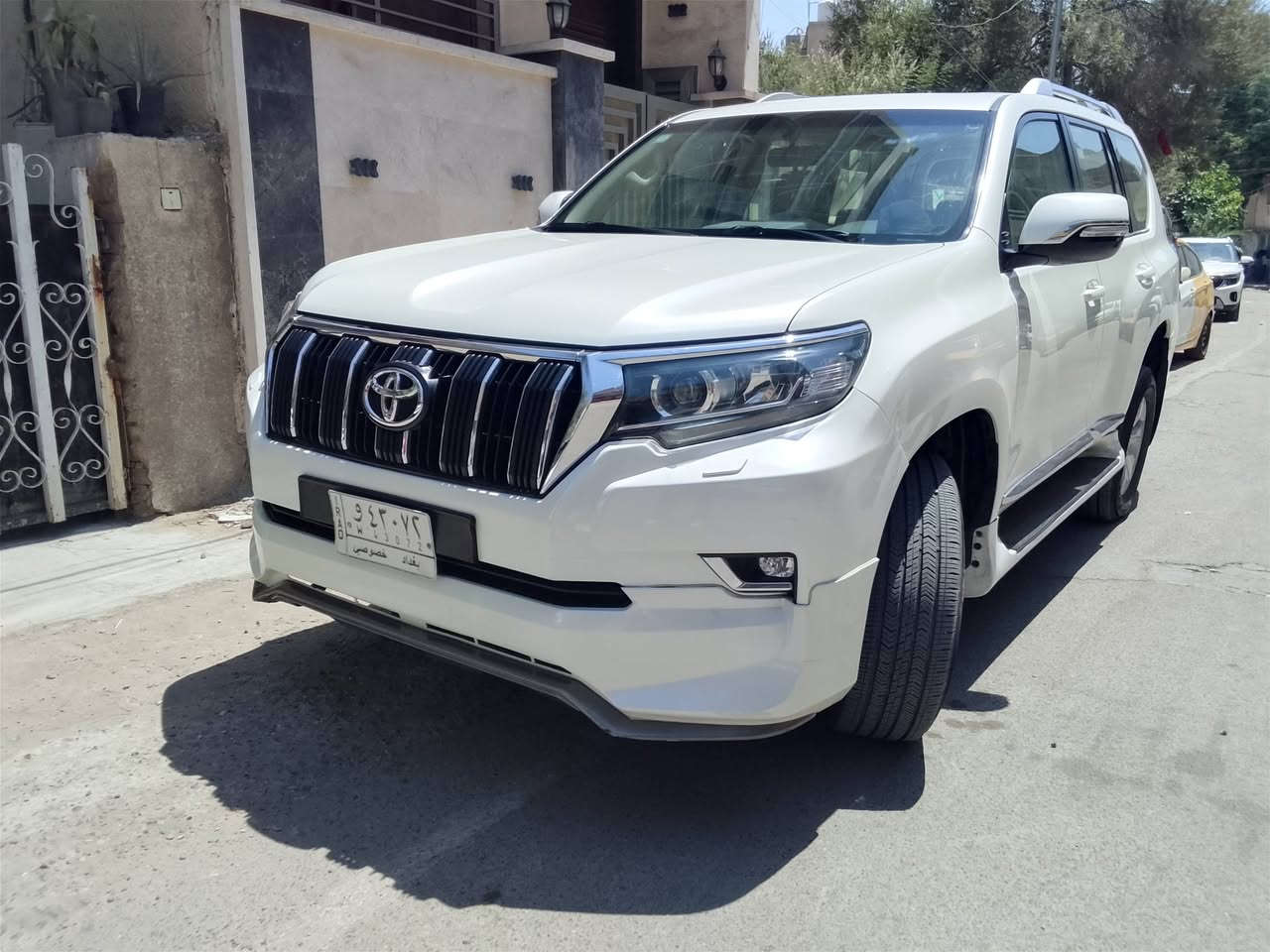 برادو 18 سيارة جديدة وجاهزه على ايدي من الزيرو ماشيه 99 مكينه 6 سلندر عارضها 390 وبيها مجال قليل مكاني بنوك بيها رصعه وداكها بارد وبيها شبر صبغ بالدعاميه فقط ***********
