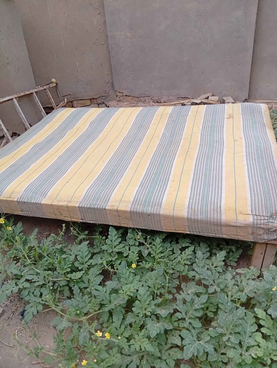 بيع مستعجل • غرفة • ميز تواليت